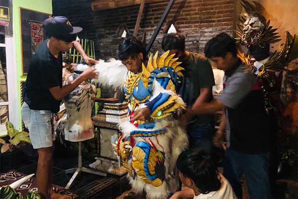 Saat memasang kostum karakter singa putih dan serigala. (wul) - Tradisi Karnaval Peringatan HUT RI, Jasa Penyewaan Kostum Dibanjiri Orderan