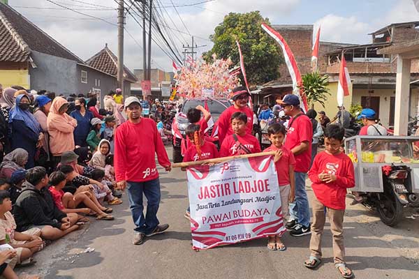 Salah satu kontingen Pawai Budaya Bersih Dusun Klandungan Desa Landungsari yang juga untuk peringatan Kemerdekaan ke 78 RI. (Seru.co.id/mzm) - Uri-uri Budaya Jawa, Selamatan Bersih Dusun di Klandungan