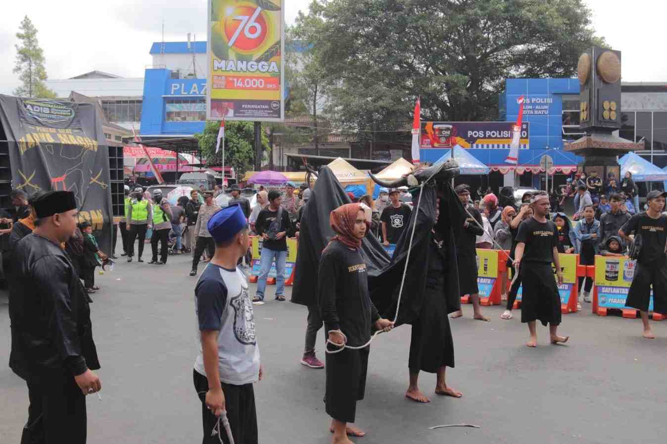 salah satu kontingen seni tradisi bantengan saat melintas di depan pos polisi alun alun batu
