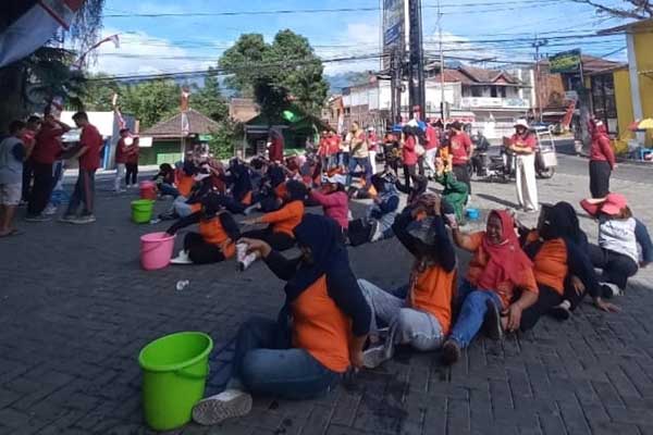 Salah satu lomba yang digelar bersama warga sekitar ntuk memeriahkan HUT RI Ke-78 di Buah Tangan. (Seru.co.id/dik) - Meriahkan HUT ke 78 RI, Buah Tangan Ajak Karyawan dan Warga Lomba 17-an