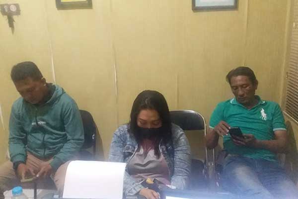 Salah satu pekerja malam saat di razia dan diinterogasi di kantor Satpol PP Pamekasan. (Seru.co.id/udi) - Pasar Batik Terbesar se-Asia Jadi Sarang Transaksi PSK