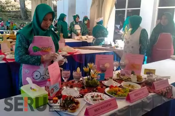 Salah satu peserta lomba menu diversifikasi olahan ikan dan pangan non terigu non beras. (dik) - Tingkatkan Minat Makan Ikan Warga, Pemkot Malang Gelar Lomba Masak