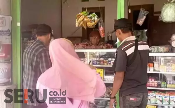 Satpol PP saat mengedukasi masyarakat secara humanis dan persuasif tentang rokok ilegal. (Seru.co.id/luq) - Cegah Peredaran Rokok Ilegal, Satpol PP Pamekasan Sosialisasi di 13 Kecamatan