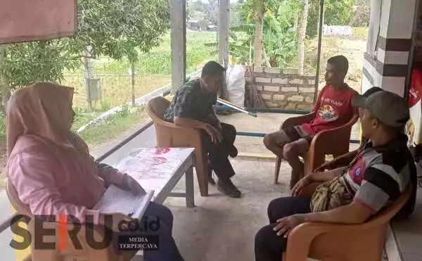 Satpol PP saat mengedukasi masyarakat secara humanis dan persuasif tentang rokok ilegal. (Seru.co.idluq) - Cegah Peredaran Rokok Ilegal, Satpol PP Pamekasan Sosialisasi di 13 Kecamatan
