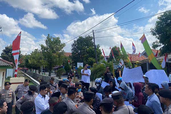 Sejumlah aktivis dari Barisan Elemen Masyarakat (Berat) melakukan aksi demonstrasi di depan kantor Kemenag Pamekasan, Selasa (1/8/2023). (Seru.co.id/udi) - Diduga ‘Sunat’ Bantuan Guru Madrasah, Kemenag Pamekasan Digeruduk Berat