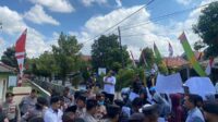 Sejumlah aktivis dari Barisan Elemen Masyarakat (Berat) melakukan aksi demonstrasi di depan kantor Kemenag Pamekasan, Selasa (1/8/2023). (Seru.co.id/udi) - Diduga ‘Sunat’ Bantuan Guru Madrasah, Kemenag Pamekasan Digeruduk Berat