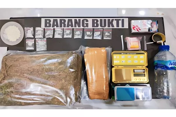 Sejumlah barang bukti.(ist) - Edarkan Narkoba, Pemuda Probolinggo Ditangkap Polres Malang