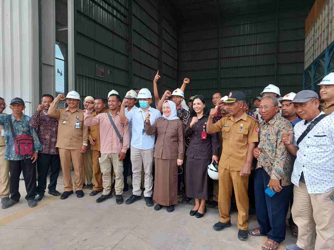 sejumlah petani bersama bupati bojonegoro anna mu'awanah berkesempatan melihat langsung modern rice milling plant (mrmp) milik bulog di desa kunci.