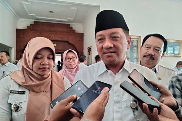 Sekdakab Jombang, Agus Purnomo ketika diwawancarai. (Seru.co.id/ful) - BPKAD Kabupaten Jombang Sosialisasi Pengamanan Barang Milik Daerah