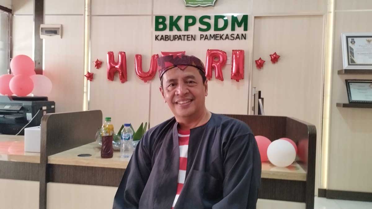 Sekretaris Daerah, Masrukin saat memberikan keterangan. (Seru.co.id/udi) - Food Colony Belum Juga Ditempati, Sekda Pamekasan Akui PKL Enggan Berjualan Disana