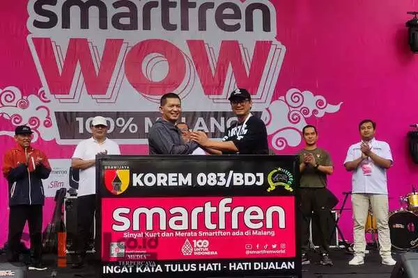 Smartfren memberikan hibah simbolis pembatas jalan kepada Korem 083/Bdj. (rhd) - Smartfren WOW 100% Malang Senam Bersama TNI-Rakyat di Rampal
