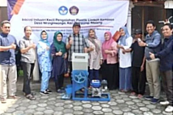 Sosialisasi pemetaan dan solusi terbaik untuk pengelolaan sampah plastik. (ist) - PKM Kemitraan Polinema Inisiasi Industri Pengolahan Plastik Limbah Kemasan Desa Wringinsongo