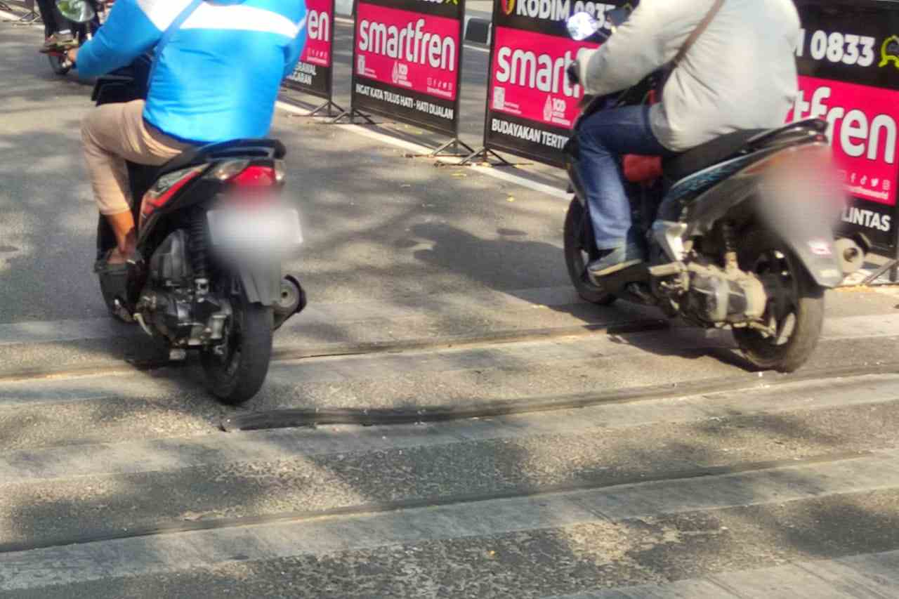 speed trap yang ditambahkan karet ban, berpotensi menjadi penyebab kecelakaan rhd 11zon