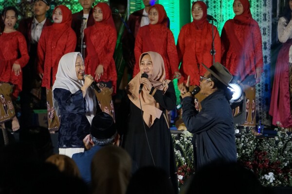 sujiwo tejo berpesan agar masyarakat bojonegoro perkuat budaya melu handarbeni
