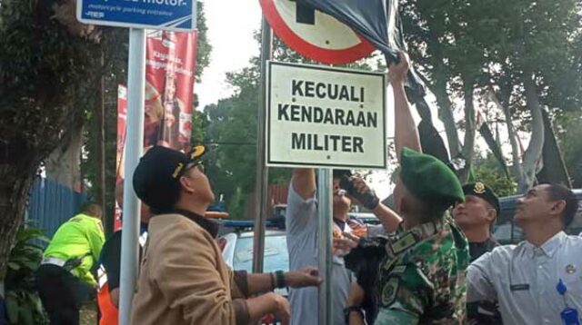 Sutiaji melakukan pemasangan rambu dilarang belok kanan ke Jalan Untung Suropati Utara. (ws8) - Dishub Uji Coba Rekayasa Lalu Lintas Buk Gluduk 1-2 Minggu