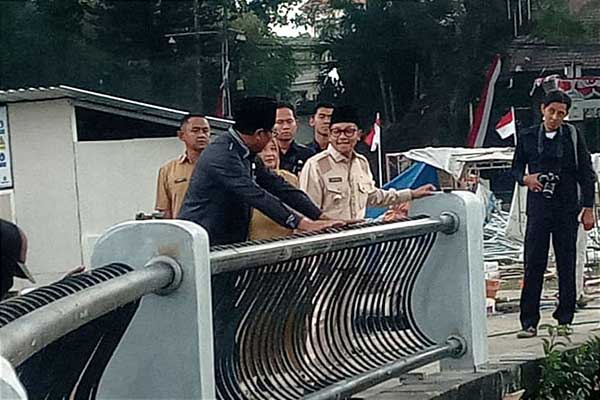 Sutiaji melakukan peninjauan revitalisasi Alun-alun Tugu Malang. (ws8) - Revitalisasi Alun-Alun Tugu Malang Ditarget Selesai Oktober