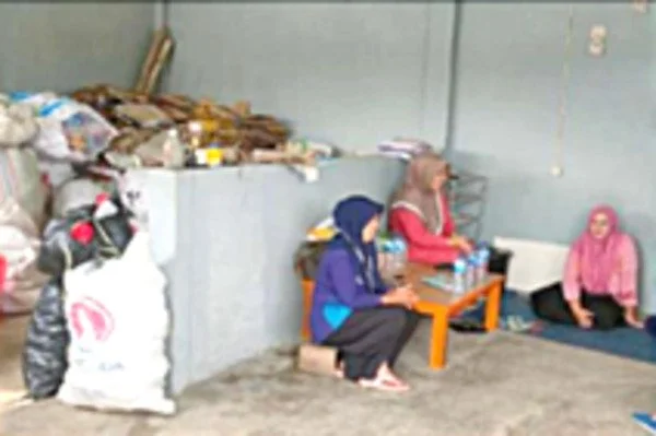 Tim PKM Plastik Kemasan Desa Wringinsongo, Kecamatan Tumpang, Kabupaten Malang. (ist) - PKM Kemitraan Polinema Inisiasi Industri Pengolahan Plastik Limbah Kemasan Desa Wringinsongo