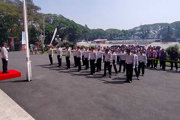 Tim dari Dishub Kota Malang menampilkan Kreasi PBB dalam lomba memperingati HUT RI Ke-78. (Seru.co.id/dik) - Sambut HUT RI ke-78, 31 Tim dari OPD Ikuti Lomba PBB Kreasi di Balaikota Malang