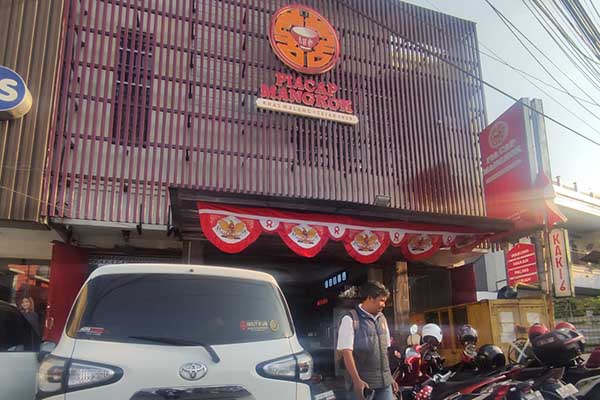 Toko Oleh-oleh Pia Cap Mangkok. (rhd) - Awas Modus Tukar Uang, Bule Hipnotis Kasir Toko Oleh-oleh di Malang