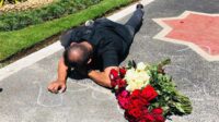 Proses aksi Performance ART oleh Mukmin Ahmad atau Soge, di depan Halaman Balai Kota Malang. (Seru.co.id/wul) - Tolak Konvoi HUT Arema, Seniman Soge Rawat Ingatan Tragedi Kanjuruhan dengan Performance Art