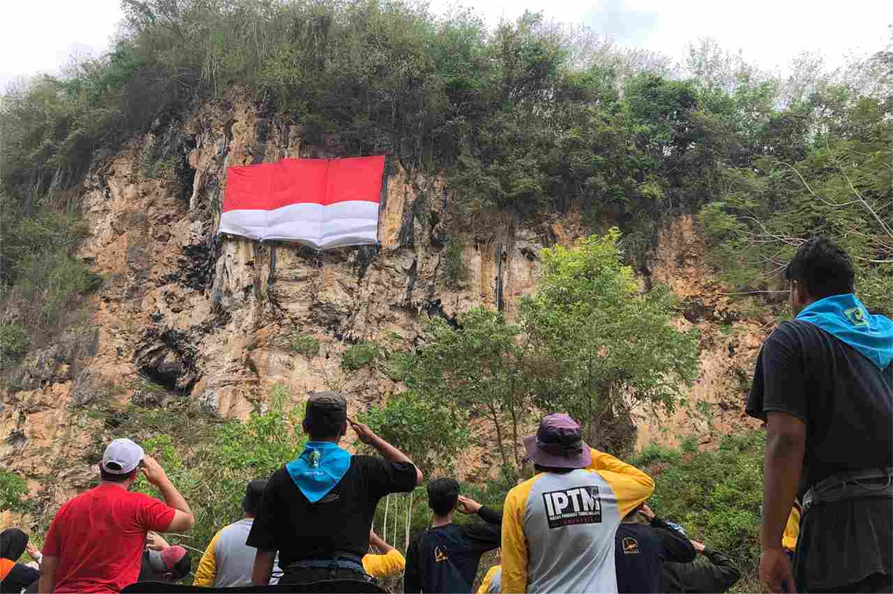 upacara peringatan hut ke 78 ri di tebing lembah kera wul 11zon