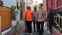 Usai Apel, Kapolres Batu melakukan kunjungan untuk bersilaturahmi dengan warga secara door to door. (ist) - Apel Jumat Curhat di Desa Punten, Kapolres Batu Interaksi Langsung dengan Warga