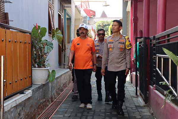Usai Apel, Kapolres Batu melakukan kunjungan untuk bersilaturahmi dengan warga secara door to door. (ist) - Apel Jumat Curhat di Desa Punten, Kapolres Batu Interaksi Langsung dengan Warga