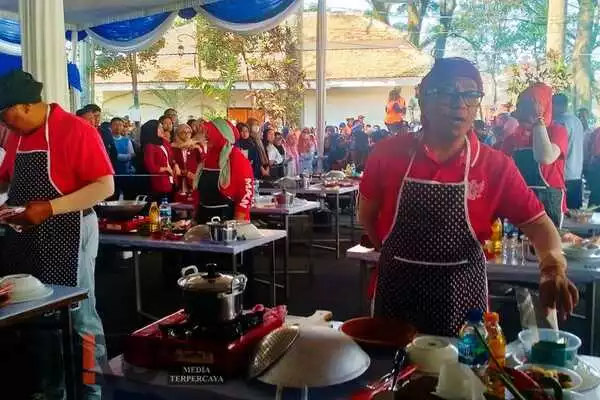 Wali Kota Malang, Drs. H Sutiaji bersama Wawali mengikuti lomba masak. (dik) - Tingkatkan Minat Makan Ikan Warga, Pemkot Malang Gelar Lomba Masak