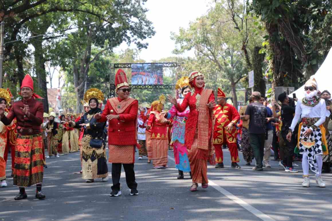 wali kota malang sutiaji, bersama ketua tp pkk kota malang widayati sutiaji, dalam balutan busana adat batak 11zon