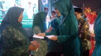 Wali Kota Malang Sutiaji beserta Ketua Tim Pembina PKK Widayati Sutiaji memberikan santunan. (ws8) - HKG ke-51 PKK Jadi Puncak Tabur Hadiah Sekaligus Pamitan