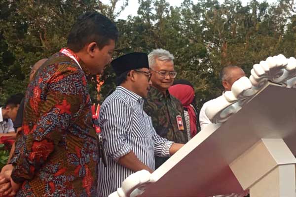 Wali Kota Malang, Sutiaji, melakukan penandatanganan PKS dengan Bank Jatim. (ws8) - Gandeng Bank Jatim, Revitalisasi Alun-Alun Kota Malang Bakal Seperti Ini