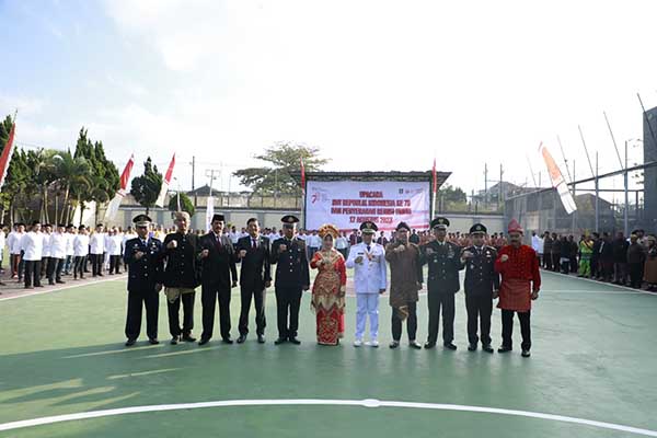 Wali Kota Malang bersama jajaran Lapas Kelas I Malang. (ist) - Wali Kota Sutiaji Serahkan 2.204 Remisi WBP Lapas Kelas I Malang