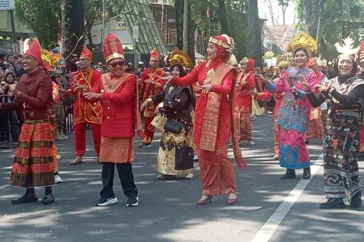 wali kota malang bersama jajaran pemkot memakai pakaian adat dari berbagai suku indonesia ws8 11zon