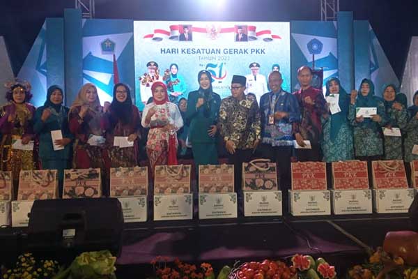 Wali Kota Malang dan Ketua TP PKK bersama anggotanya. (ws8) - HKG ke-51 PKK Jadi Puncak Tabur Hadiah Sekaligus Pamitan