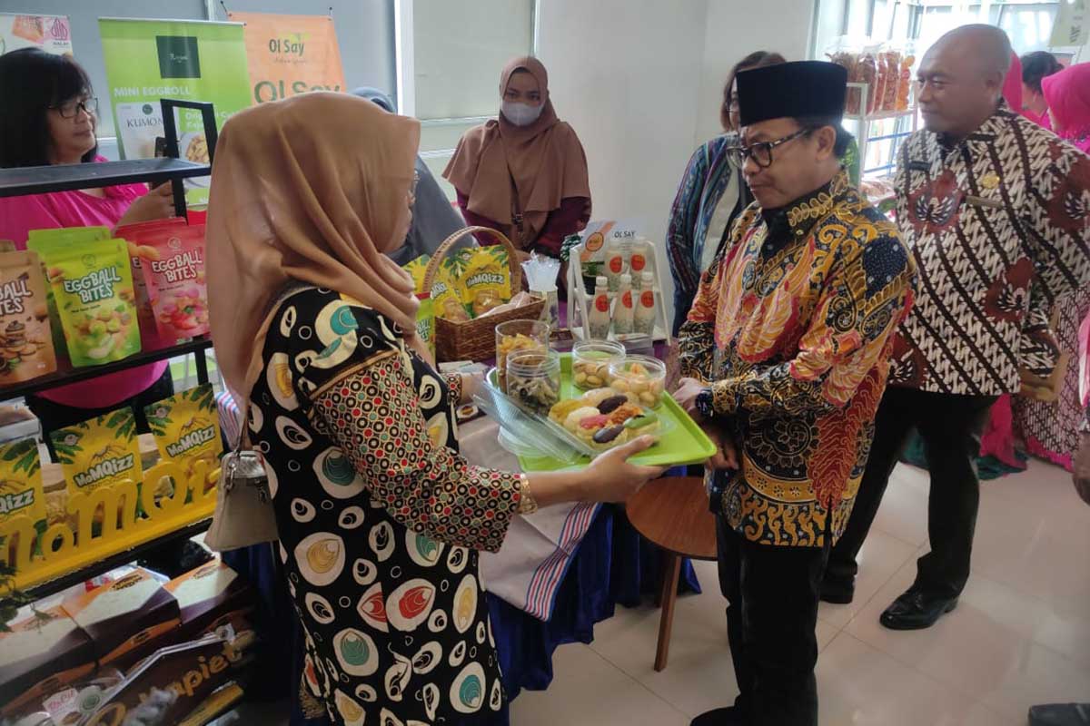 Wali Kota Malang meninjau stand pameran UMKM di MCC. (rhd) - Dekranasda Fest Tampilkan Kebaya Kolosal Modern Wujud Cinta Produk Indonesia