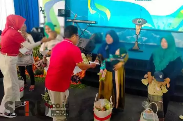 Wali Kota Malang menyerahkan bantuan pangan sehat kepada orang tua dari anak/ balita stunting. (dik) - Tingkatkan Minat Makan Ikan Warga, Pemkot Malang Gelar Lomba Masak