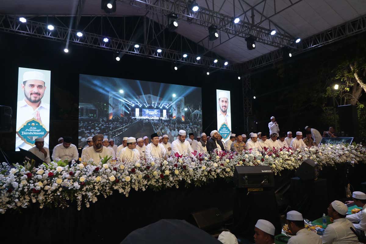 Wali Kota Probolinggo dan Habib Syech Bin Abdul Qodir Assegaf, bersama ribuan masyarakat tumplek blek dalam Probolinggo Bersholawat. (ist) - Satpol PP Sosialisasi Gempur Rokok Ilegal Melalui Probolinggo Bersholawat