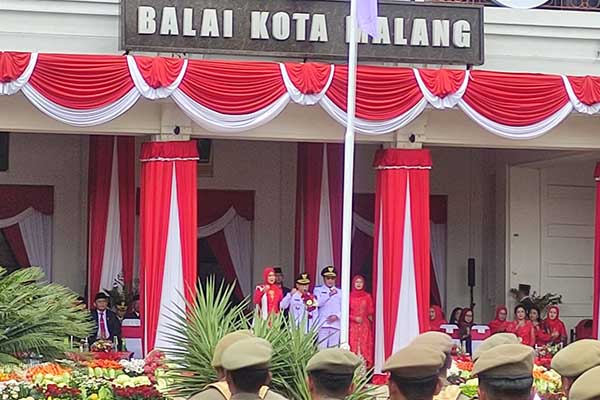 Wali Kota Sutiaji dan Wawali Sofyan Edi, didampingi Ketua TP PKK Kota Malang, Widayati Sutiaji dan Ketua I TP PKK Kota Malang Elly Sofyan Edi, berpamitan. (rhd) - Menahan Haru, Wali Kota Sutiaji dan Wawali Sofyan Edi Pamitan