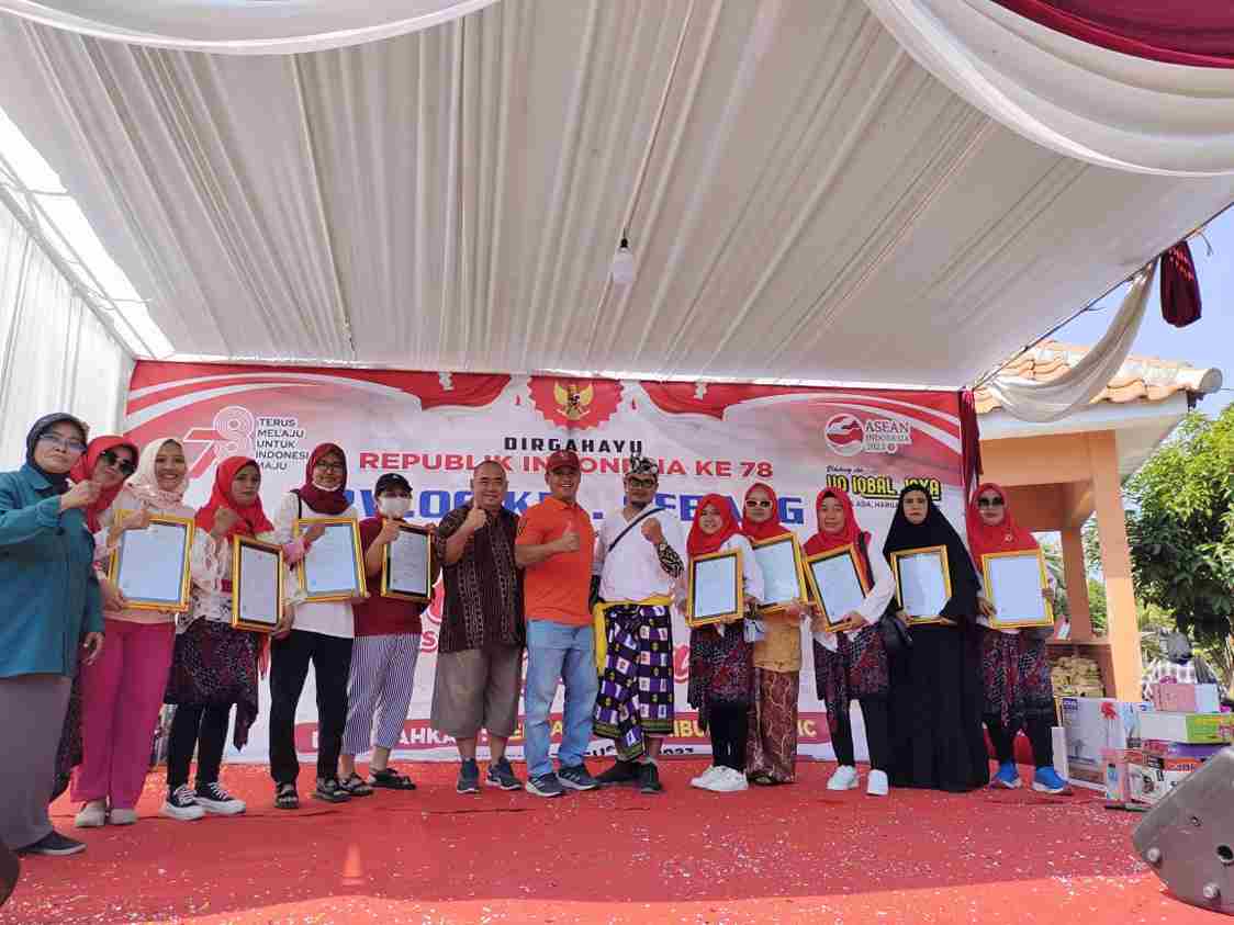 warga perum gebang raya kelurahan gebang penerima sertifikat halal yang diliserahkan pada acara peringatan hut ke 78 ri 11zon