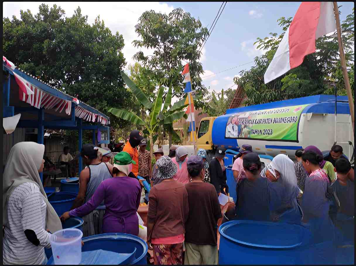 warga terdampak kekeringan sambut gembira bantuan air bersih dari pemkab bojonegoro 11zon