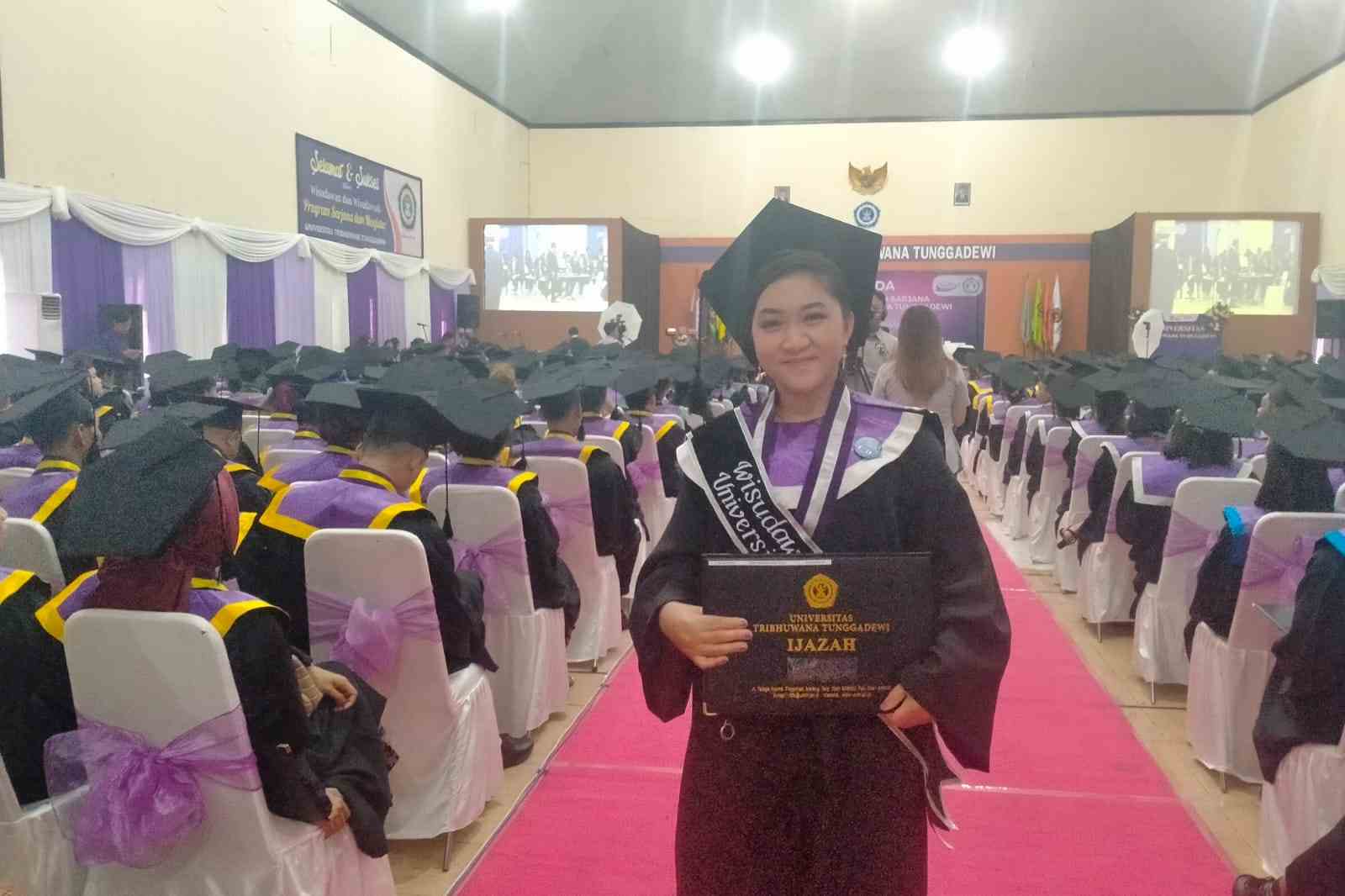 wisudawan terbaik, desi anggita sari sap dik 11zon