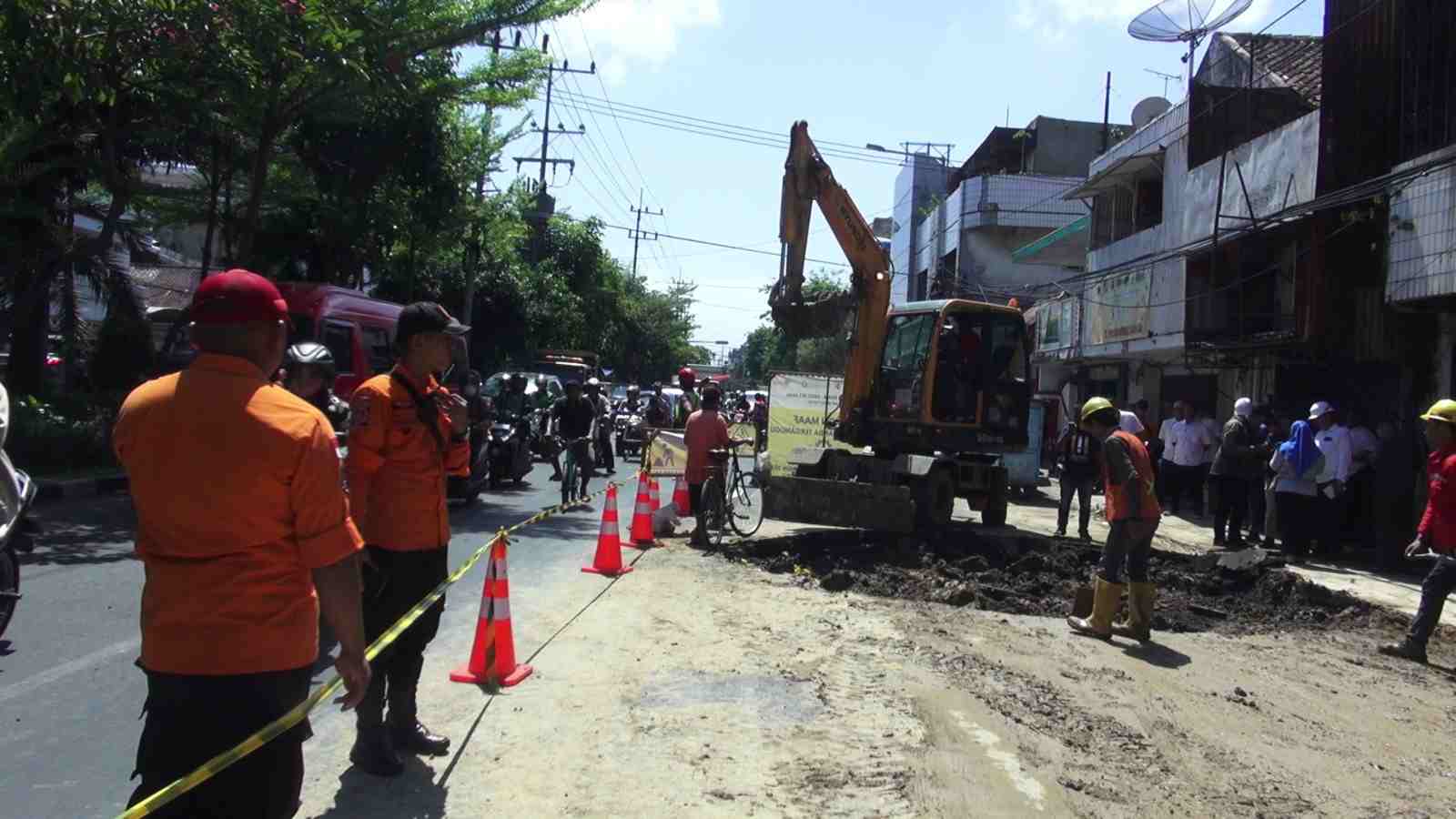 aspal jalan meletus di kawasan pasar kembang surabaya 11zon