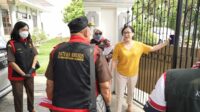 tim penyidik kejati jatim saat melakukan penyitaan dokumen kasus tindak pidana korupsi