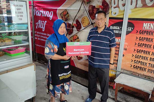 Alfamart menyerahkan secara simbolis bantuan renovasi warung tradisional. (rhd) - Peduli UMKM, Alfamart Renovasi Warung Tradisional se-Indonesia
