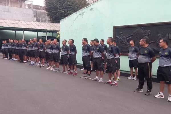 Jaga Kebugaran, Anggota Kodim 0833/Kota Malang Ikuti Jalan Sehat