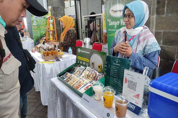 Animo masyarakat mengunjungi stan expo jamu. (rhd) - Melalui Semnas dan Expo, UB Perkuat Pelestarian dan Pengembangan Jamu