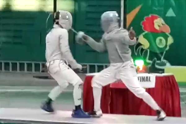 Atlet Anggar Kabupaten Malang saat berjuang untuk merebut medali emas. (ist) - Atlet Anggar Kabupaten Malang Sumbang Empat Emas dan Satu Perunggu