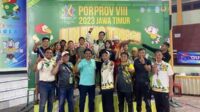 Atlet Gulat Kota Batu berfoto bersama Pengurus KONI Kota Batu. (ist) - Meskipun Cedera, Atlet  Gulat Kota Batu Sanggup Raih Medali Emas