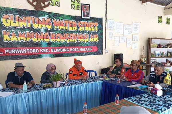 Babinsa Blimbing dampingi penilaian Kampung Tematik oleh Disporapar Kota Malang. (ist) - Babinsa Blimbing Dampingi Penilaian Kampung Tematik Disporapar Kota Malang