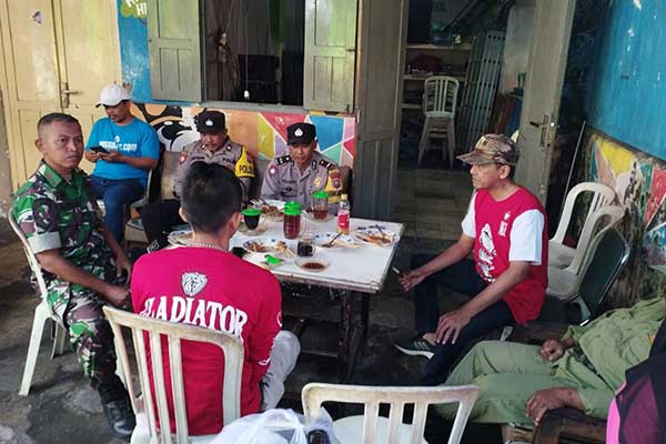 Babinsa Blimbing komsos bersama tokoh masyarakat Jodipan. (ist) - Babinsa Blimbing Komsos Bersama Tokoh Masyarakat Jodipan